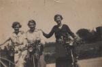 Marion van Maria 22-04-1914 midden Neeltje Eland links Maartje van Rij rechts.jpg
